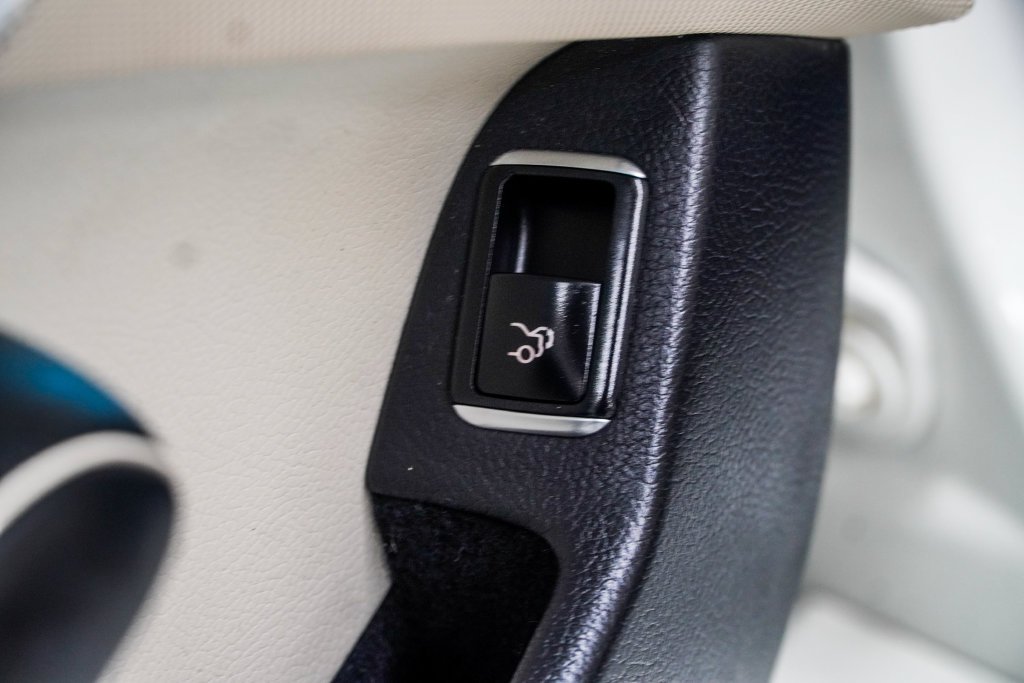 Used 2019 White Mercedes-Benz SL 550 image 41