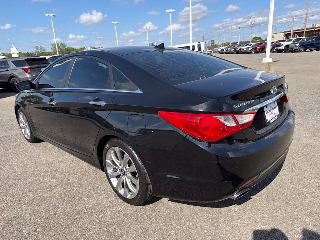 Used 2013 Black Hyundai SE image 8
