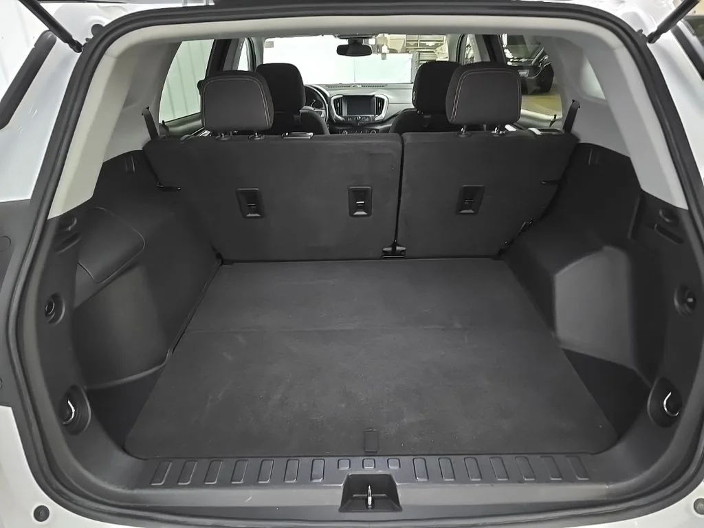 Used 2021 White GMC SLE image 11
