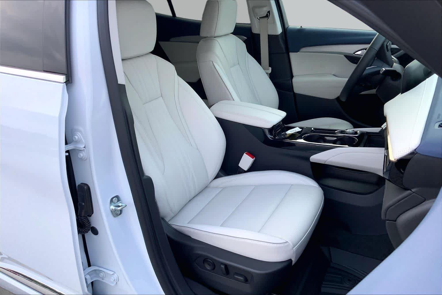 Used 2026 Iridescent White Tricoat Buick Avenir image 8