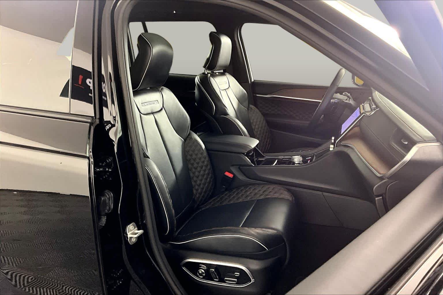 Used 2022 Diamond Black Crystal Pearlcoat Jeep Summit image 8