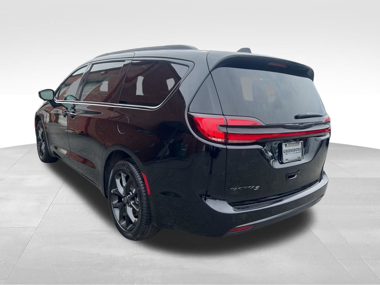 New 2026 Diamond Black Crystal Pearl-Coat Exterior Paint Chrysler Select image 3