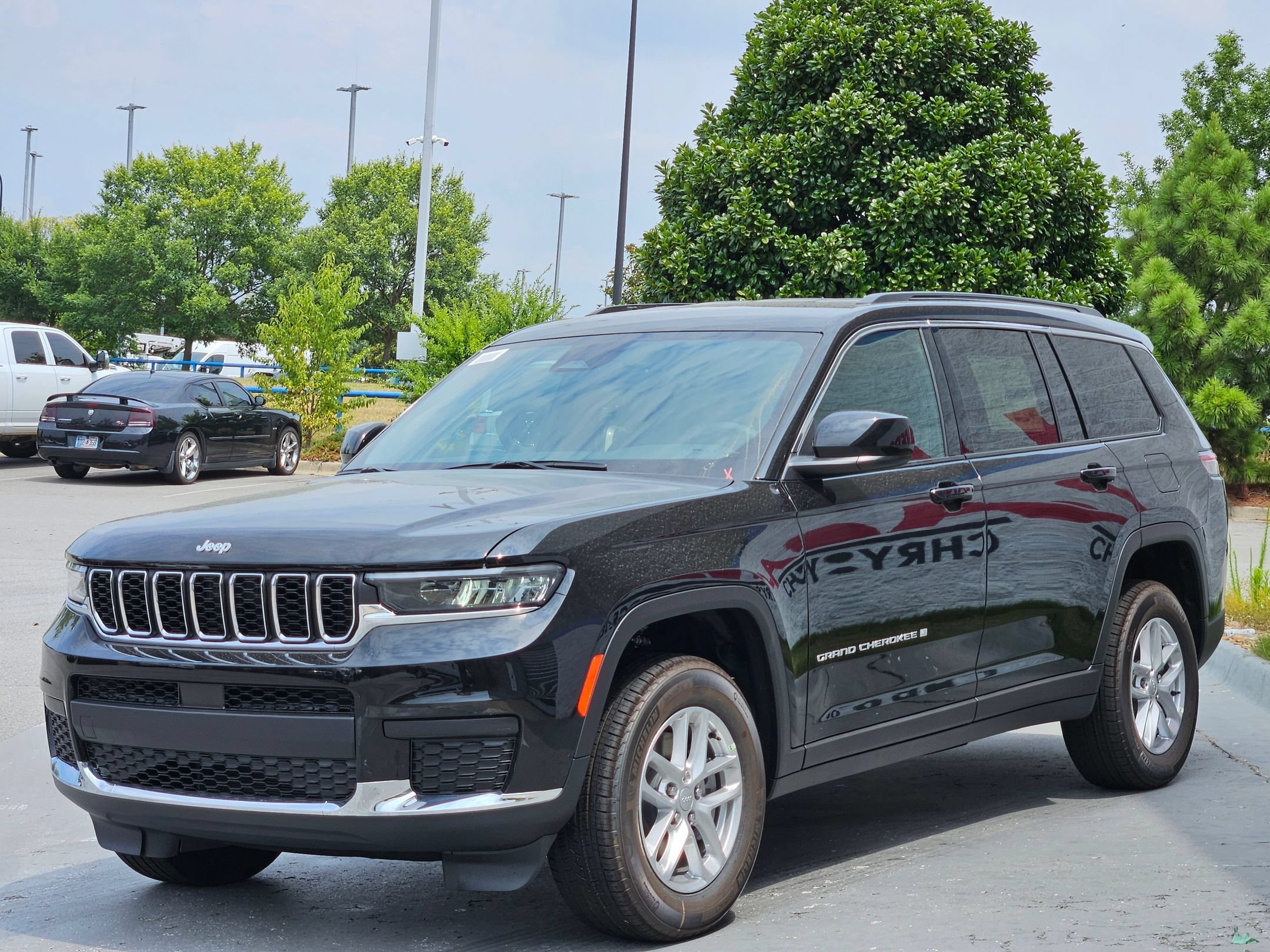 New 2026 Diamond Black Crystal Pearlcoat Jeep Laredo image 3