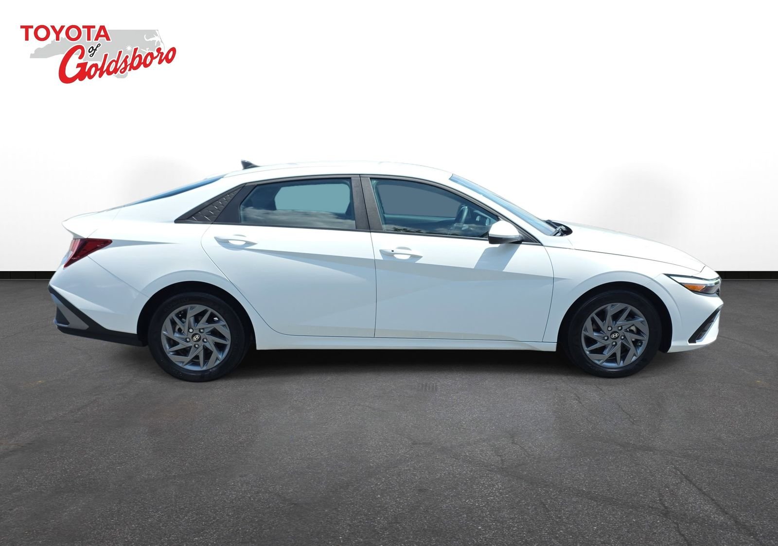 Used 2024 White Hyundai SEL image 4