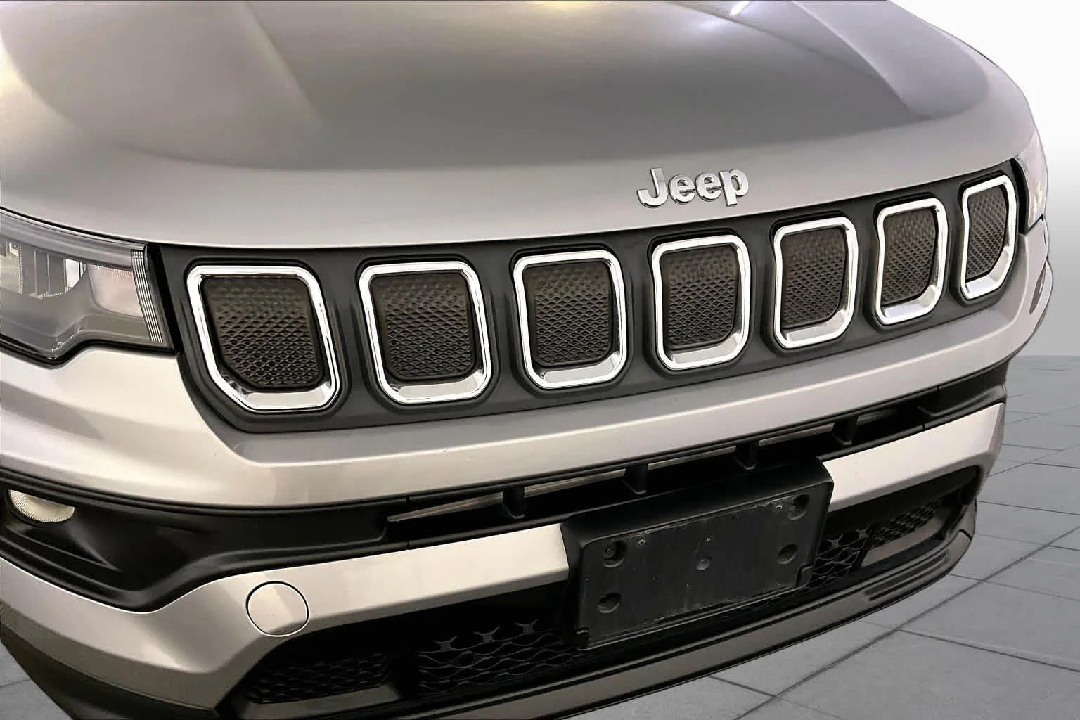 Used 2022 Billet Silver Metallic Clearcoat Jeep Latitude image 32