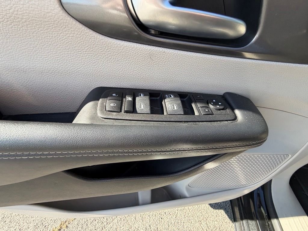 Used 2023 Black Chrysler Touring L image 15