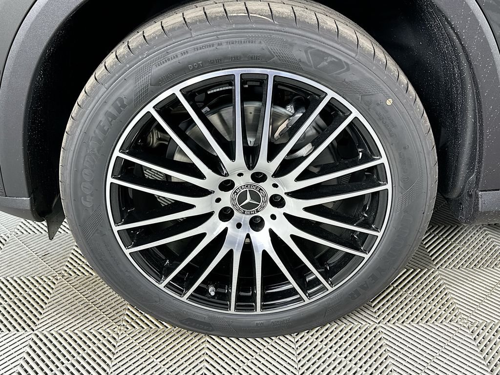 New 2026 Graphite Grey Metallic Mercedes-Benz GLC 300 image 33