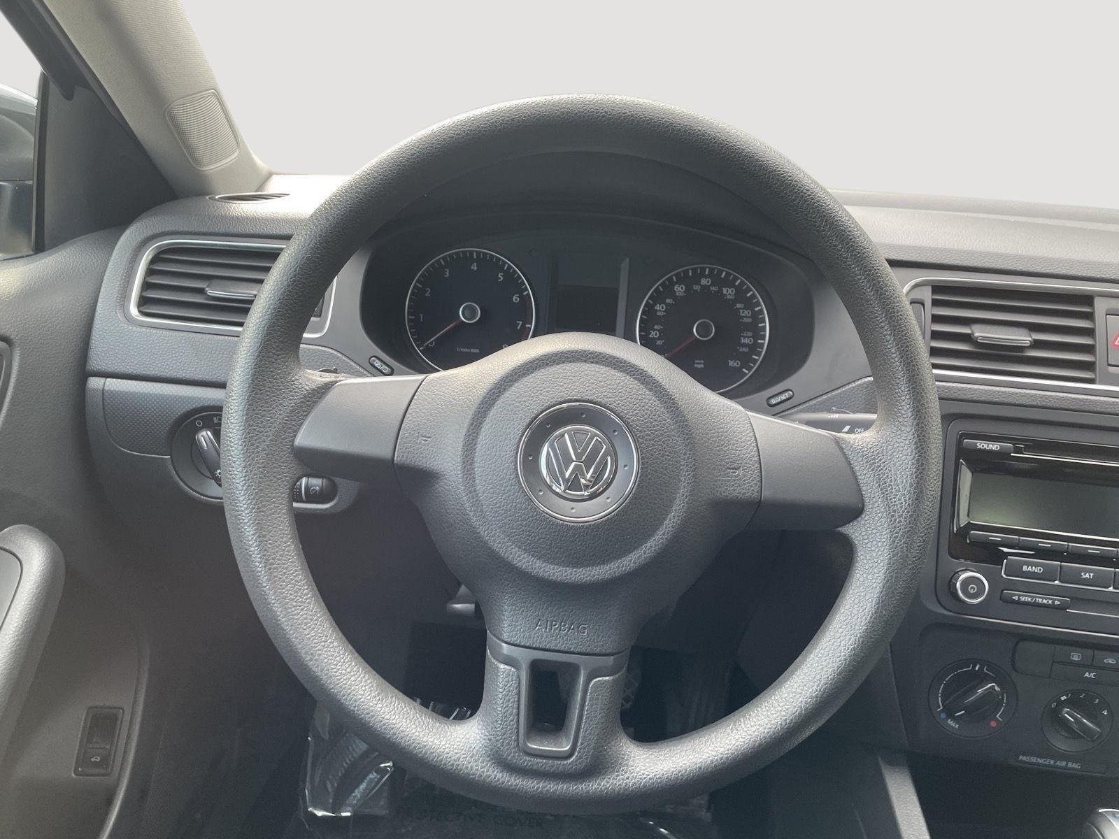 Used 2014 Platinum Gray Metallic Volkswagen SE image 24