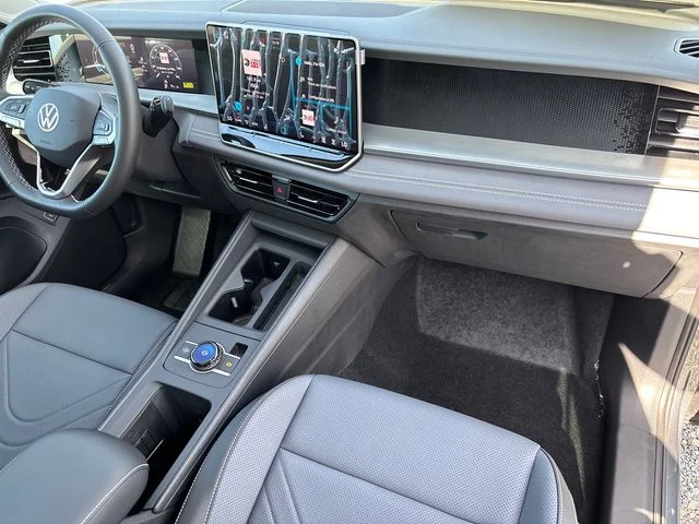 New 2026 Platinum Gray Metallic Volkswagen 2.0T SE image 23