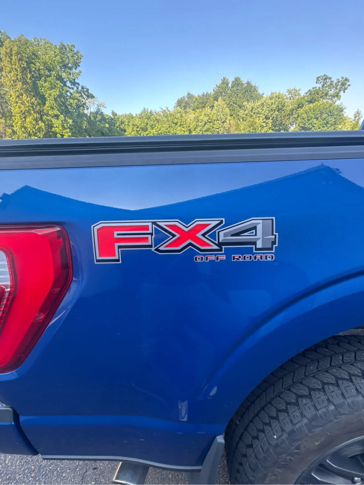 Used 2022 Atlas Blue Metallic Ford LARIAT image 4