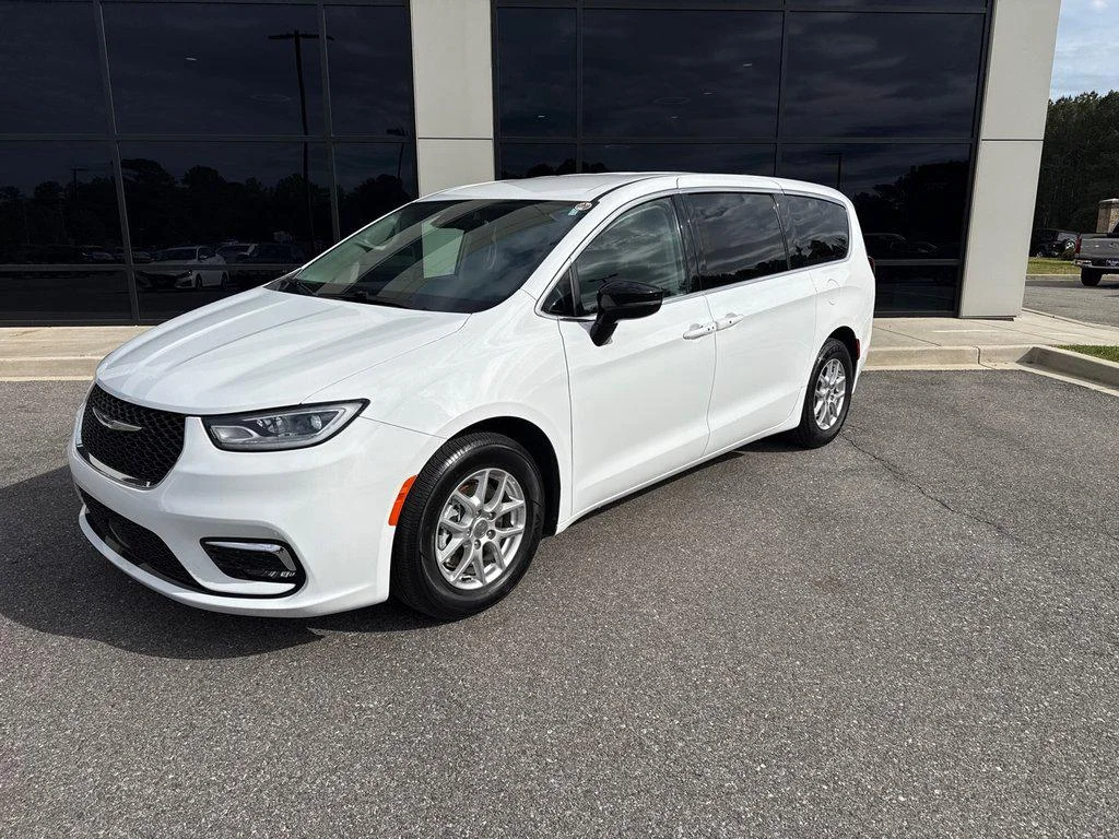 2024 Chrysler Pacifica Touring L's photo