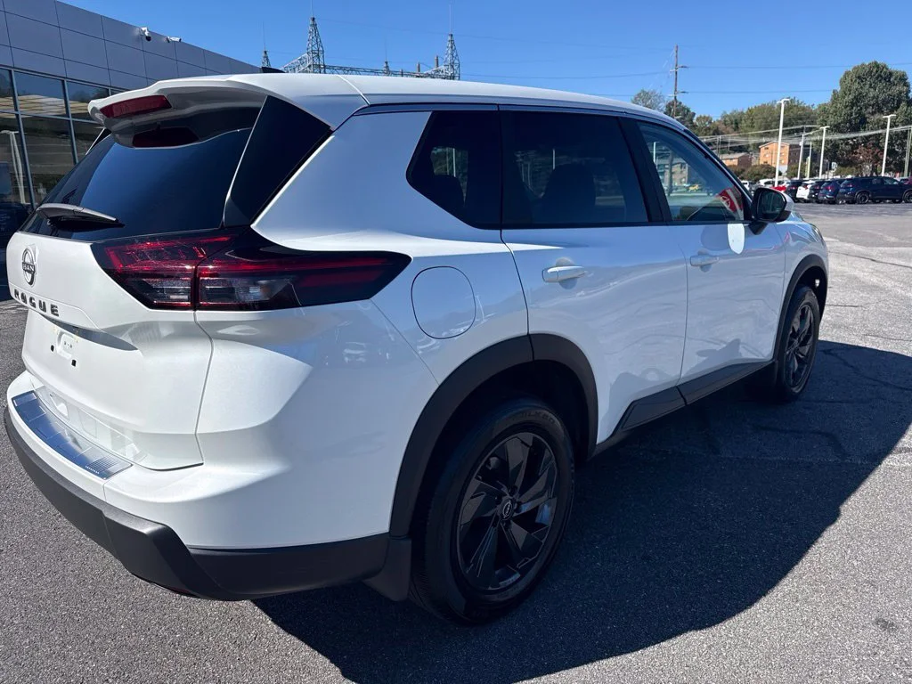 Used 2026 Everest White Nissan SV image 3