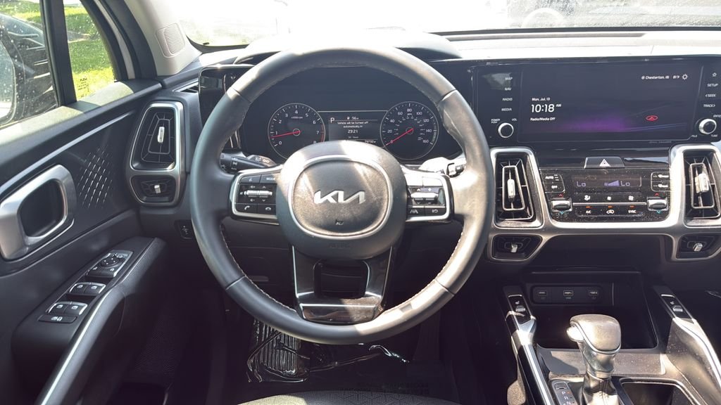 Used 2022 White Kia S image 17