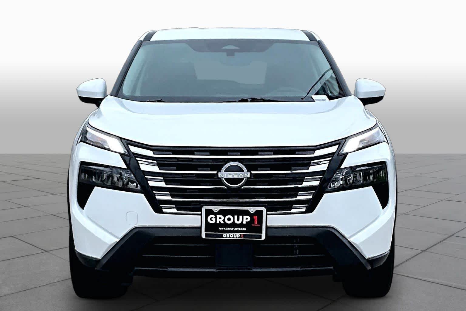 Used 2025 Everest White Pearl Nissan SV image 4