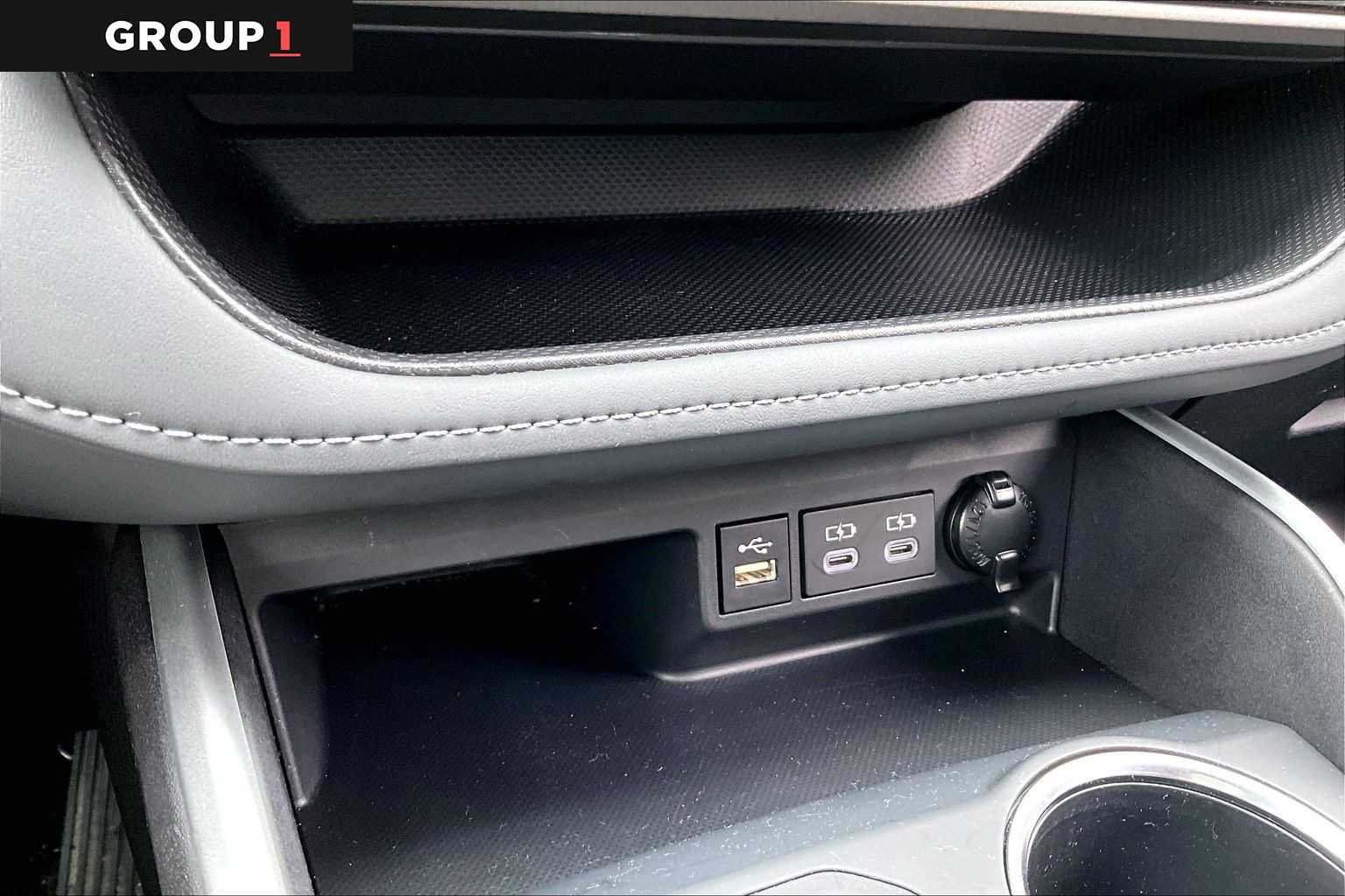 2025 Toyota Highlander LE - Photo 36