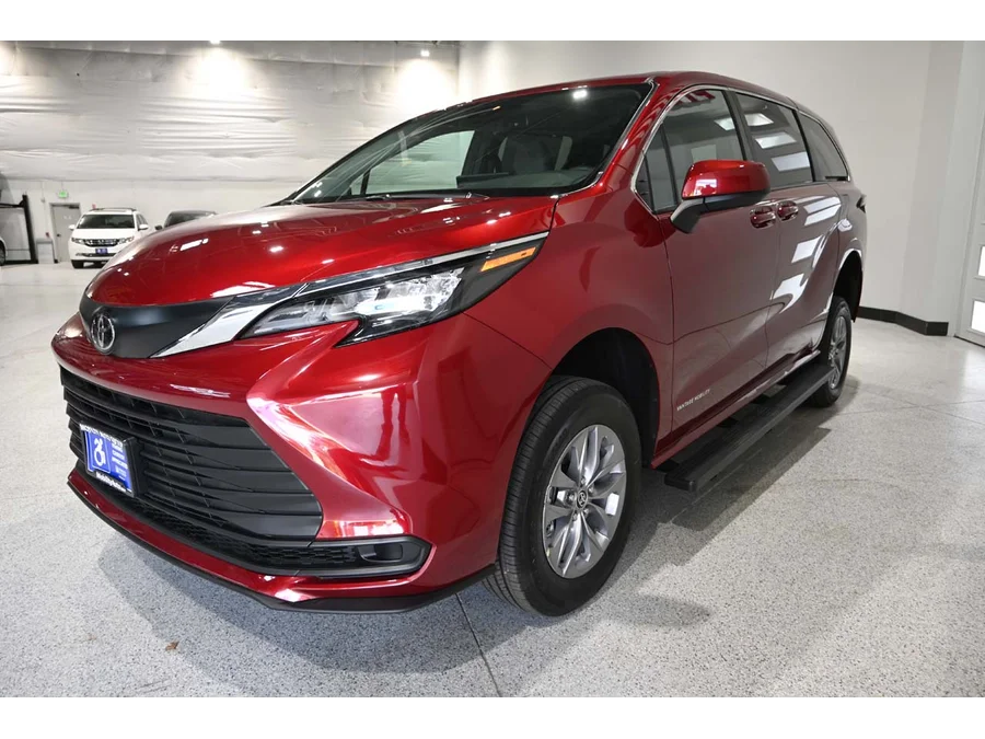 2026 Toyota Sienna LE - Photo 10
