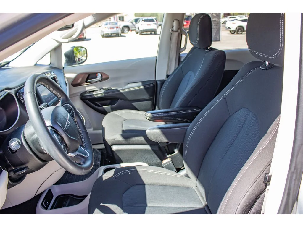 Used 2023 Silver Mist Clearcoat Chrysler LX image 29