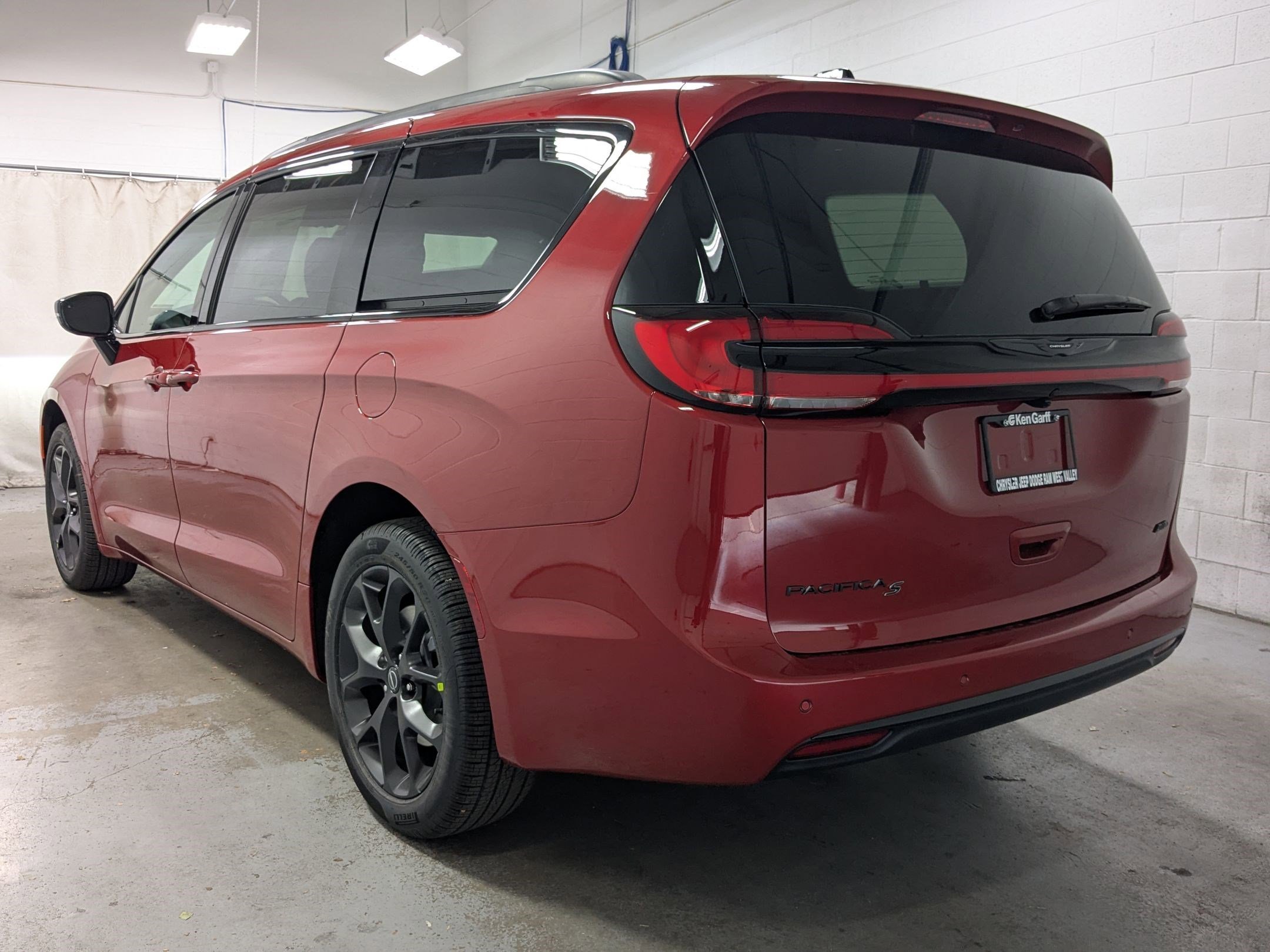 New 2026 Red Hot Pearl-Coat Exterior Paint Chrysler Select image 7