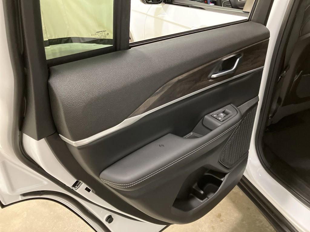 New 2026 Bright White Clear-Coat Exterior Paint Jeep Laredo Altitude image 12