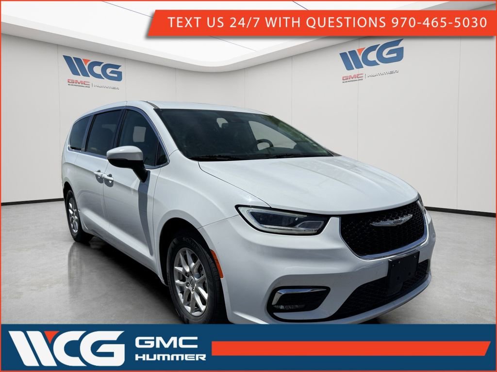 2023 Chrysler Pacifica Touring L's photo
