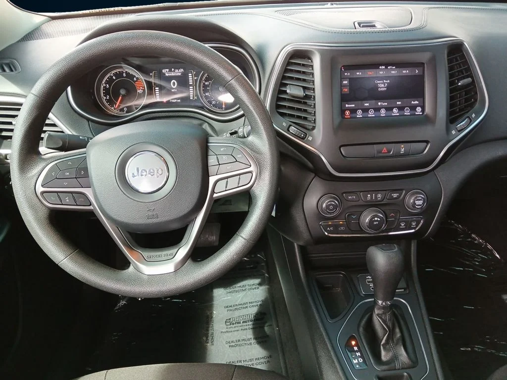 Used 2021 White Jeep Latitude image 12