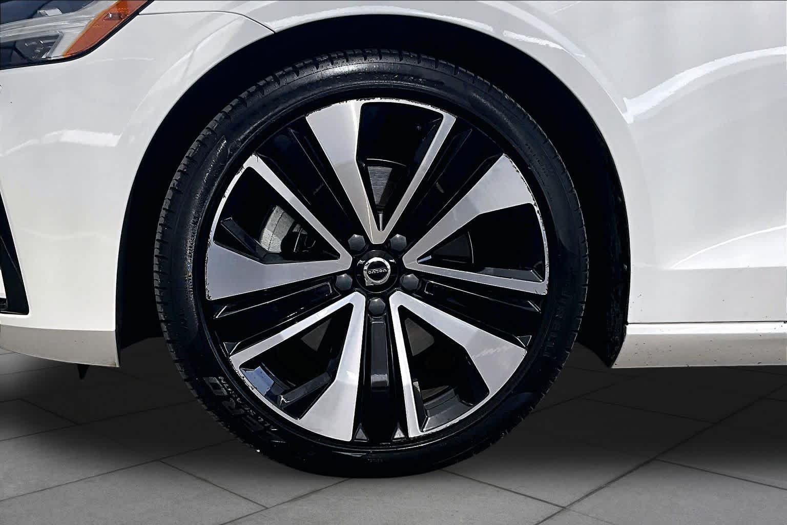 Used 2022 Crystal White Metallic Volvo Momentum image 11
