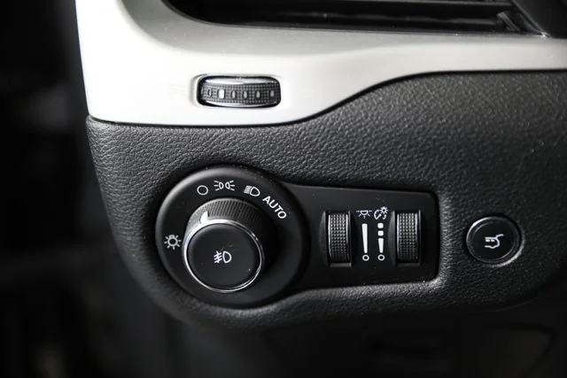 Used 2018 Gray Jeep Latitude Plus image 12