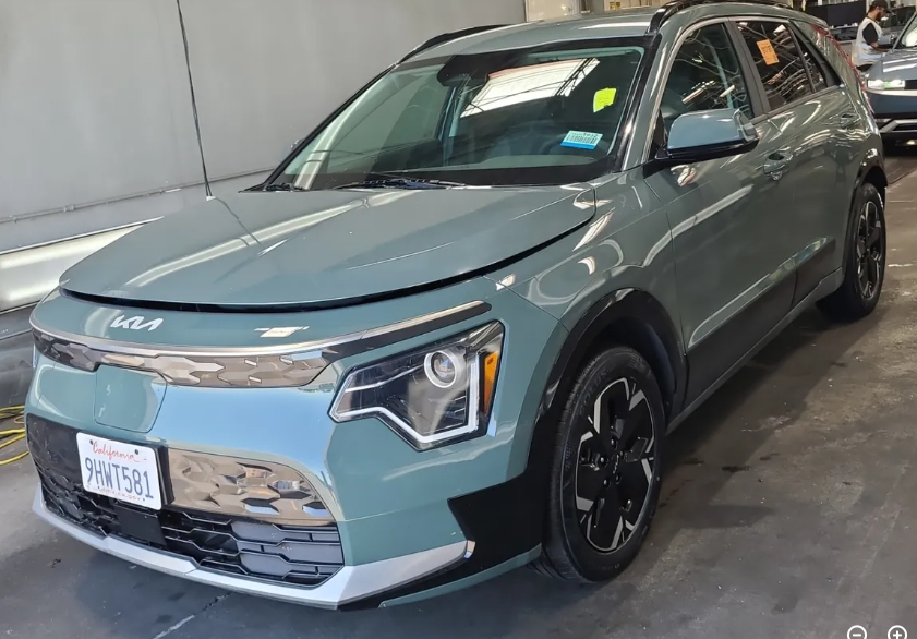 Used 2023 Green Kia Wind image 1