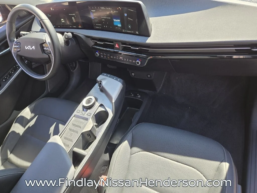 Used 2022 Blue Kia Wind image 16