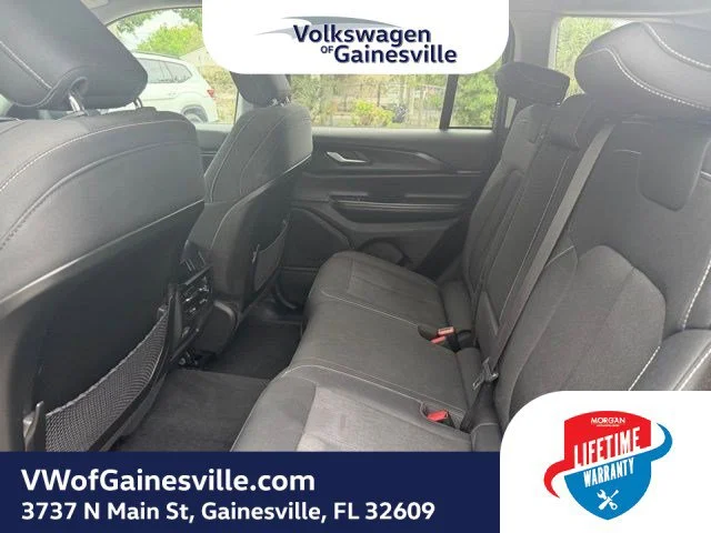 Used 2023 Diamond Black Crystal Pearlcoat Jeep Laredo image 13