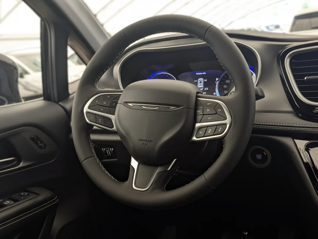New 2027 Black Chrysler Select - - FWD - Stow n Go Seating - Adaptive Cruise - Blind-Spot - Apple CarPlay & More! image 15