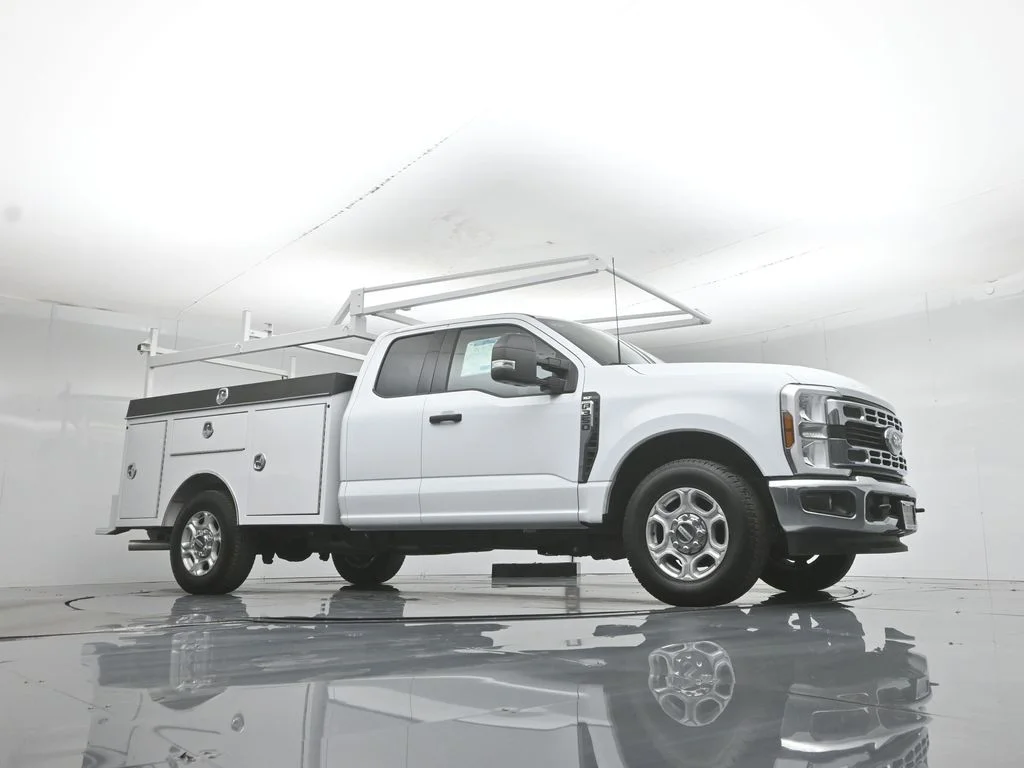 New 2026 Oxford White Ford XLT image 3