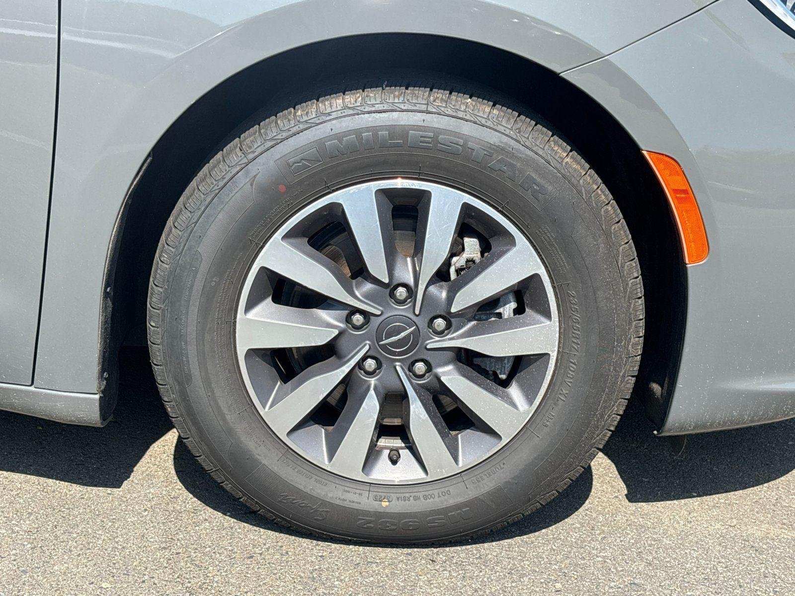 Used 2023 Ceramic Gray Clearcoat Chrysler Hybrid Touring L image 10