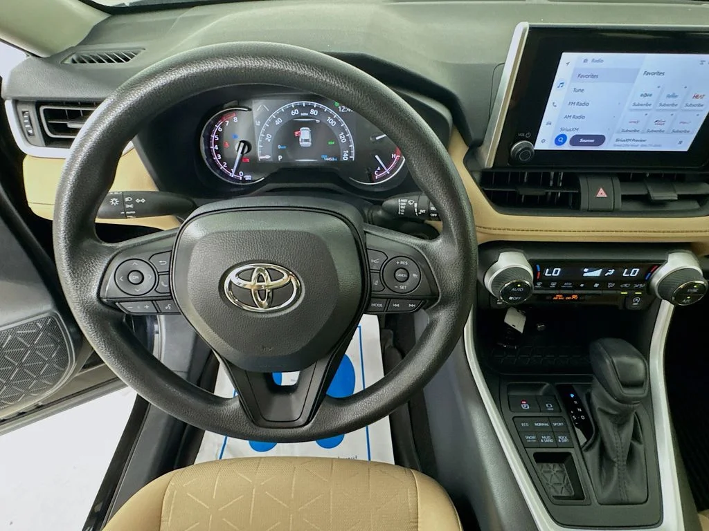 Used 2025  Toyota XLE image 11