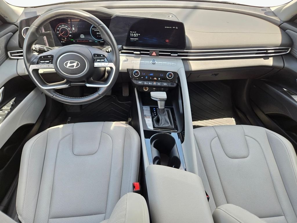 2025 Hyundai Elantra Limited - Photo 18