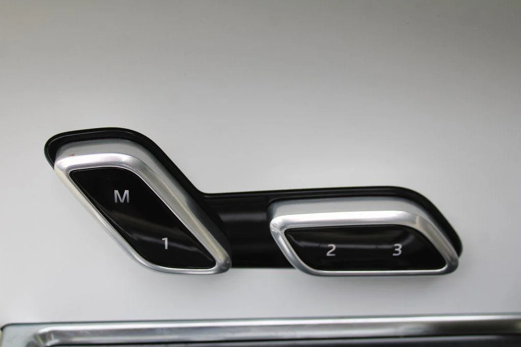 New 2024 Ostuni Pearl White Land Rover SV image 22