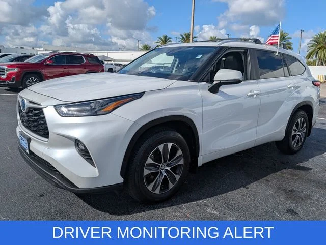 Used 2023 Beige Toyota XLE image 3