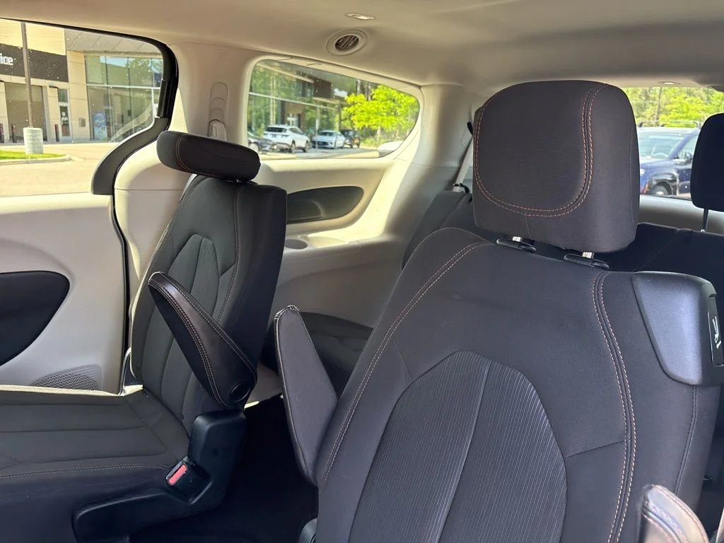 Used 2017 Brilliant Black Crystal Pearlcoat Chrysler Touring image 24