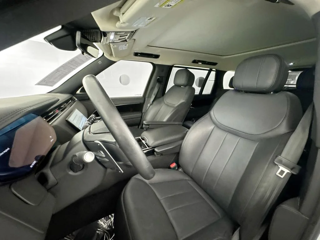 Used 2023 White Land Rover SE image 21