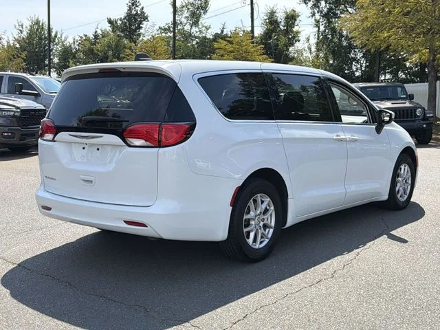 Used 2021 White Chrysler L image 12