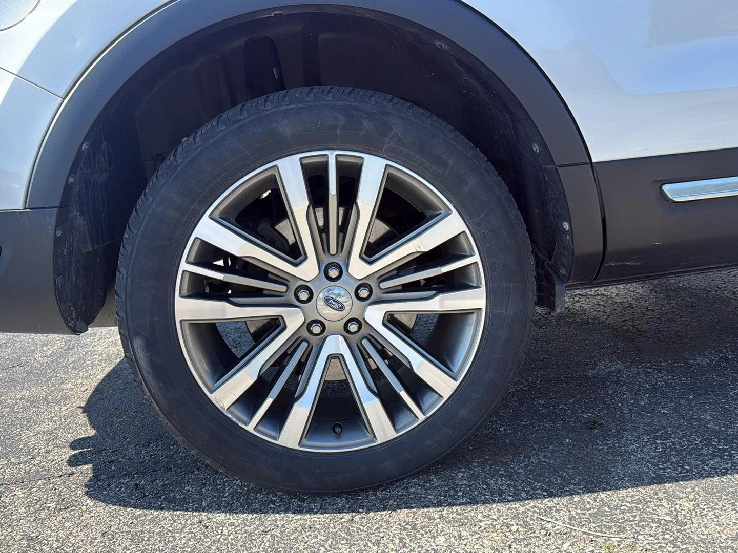 Used 2019 White Platinum Tri-Coat Metallic Ford Platinum image 9