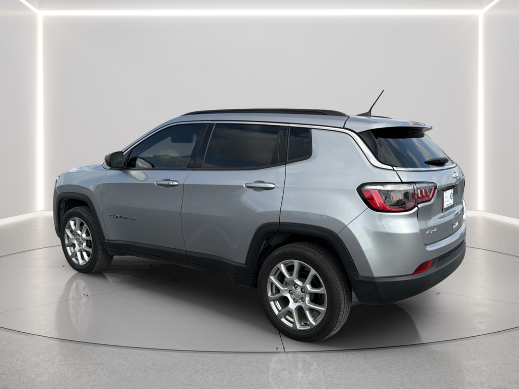 Used 2022 Silver Jeep Latitude Lux image 14