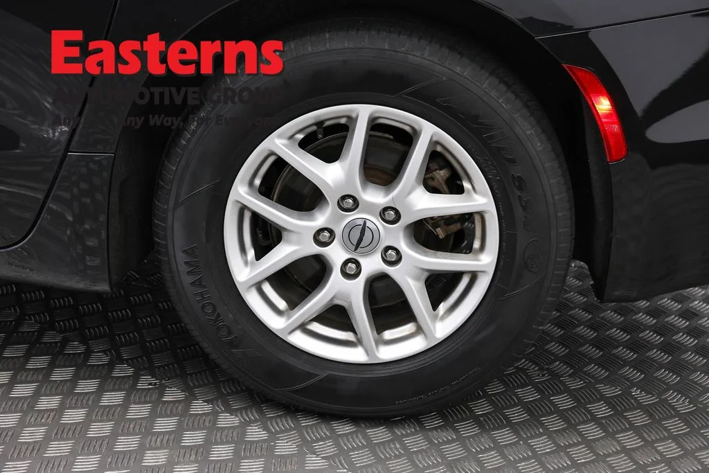 Used 2023 Black Chrysler Touring L image 35