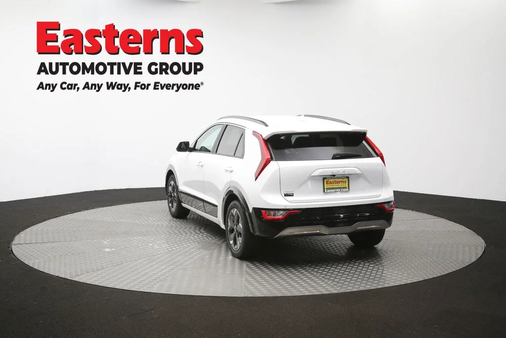 Used 2023 White Kia Wind image 65