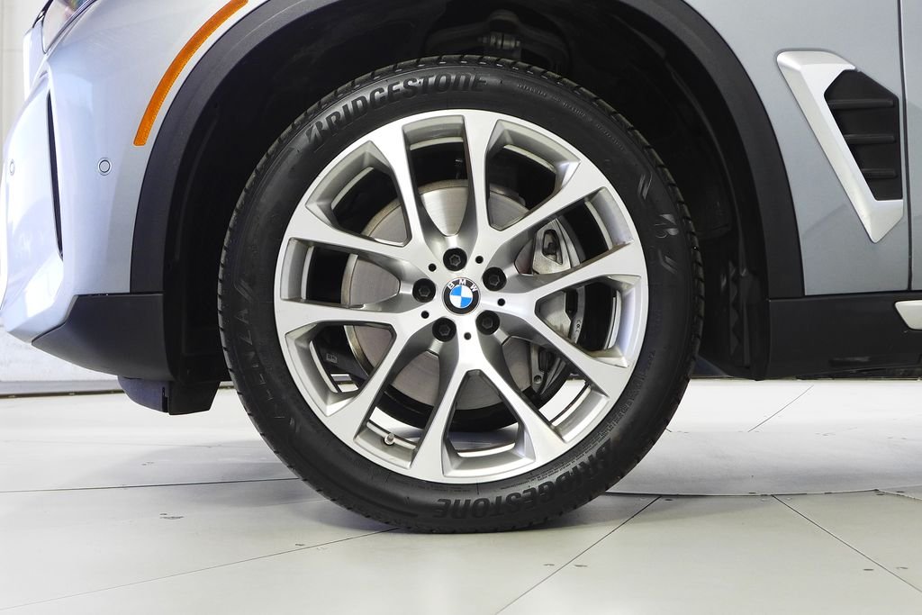 Used 2024 Skyscraper Gray Metallic BMW sDrive40i image 5