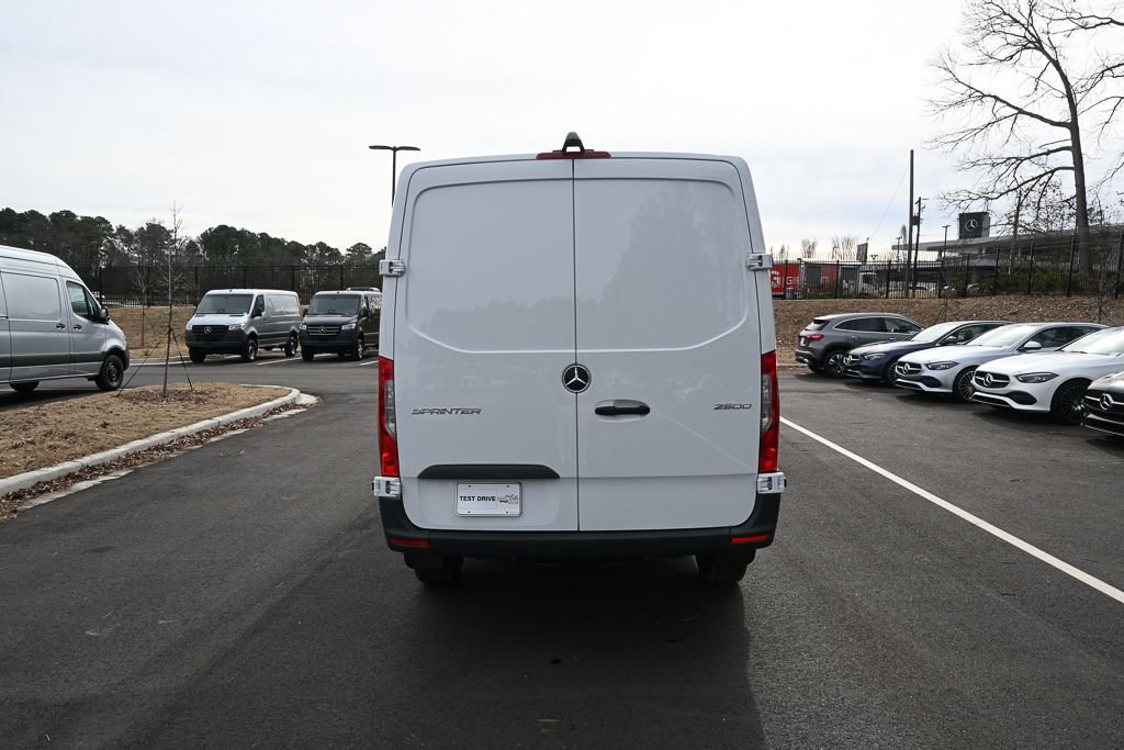 Used 2025  Mercedes-Benz Cargo 144 WB image 26