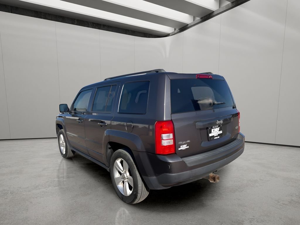 Used 2015 Granite Crystal Metallic Clearcoat Jeep Latitude image 3