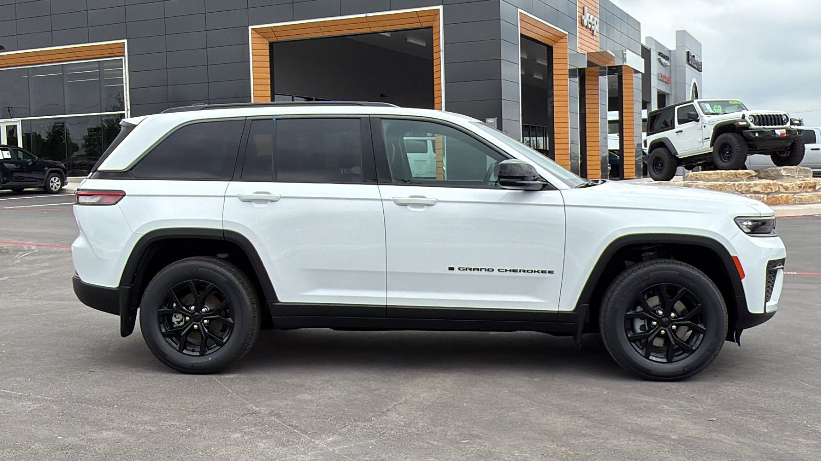 New 2026 Bright White Clear-Coat Exterior Paint Jeep Laredo Altitude image 4