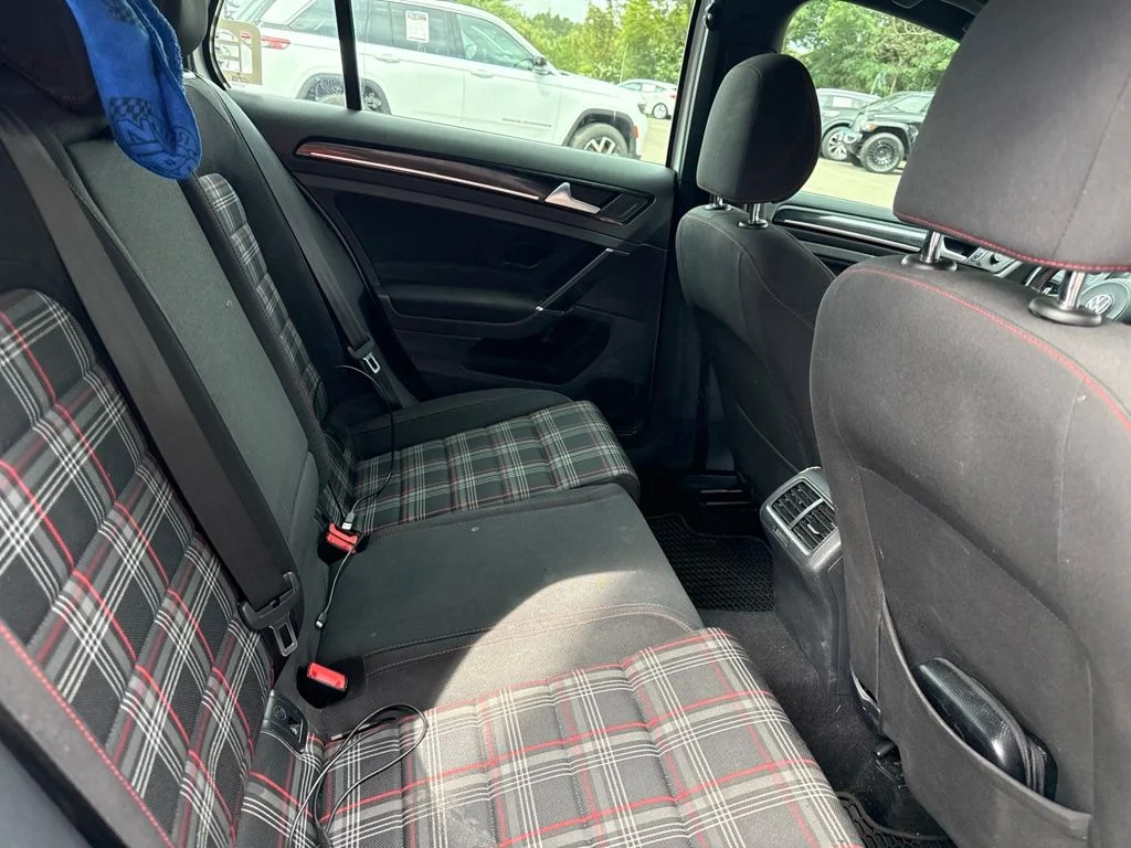 Used 2017  Volkswagen S image 11