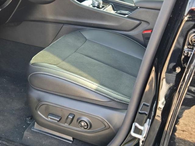 New 2026 Diamond Black Crystal Pearl-Coat Exterior Paint Jeep Laredo image 49